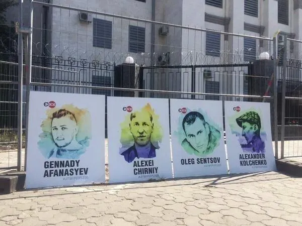 Пікет в підтримку бранцям Кремля біля посольства РФ в Києві