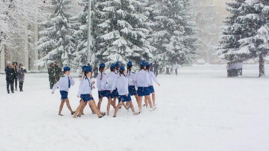 У Росії під час снігопаду школярів вивели марширувати в літньому одязі: фото