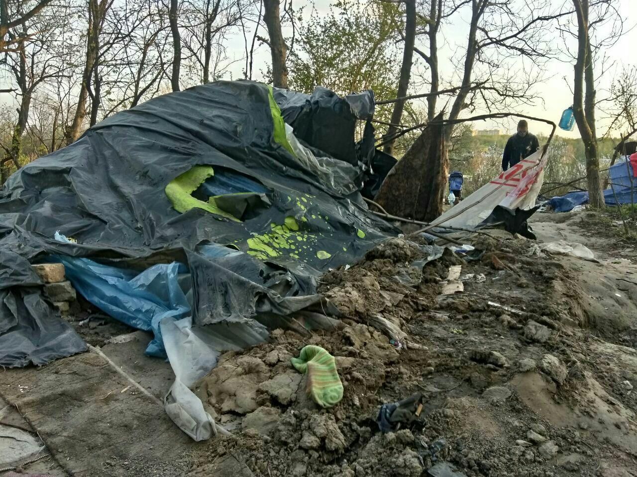 Поліція взялась за молодиків, які розігнали табір ромів у Києві Поліція взялась за молодиків, які розігнали табір ромів у Києві