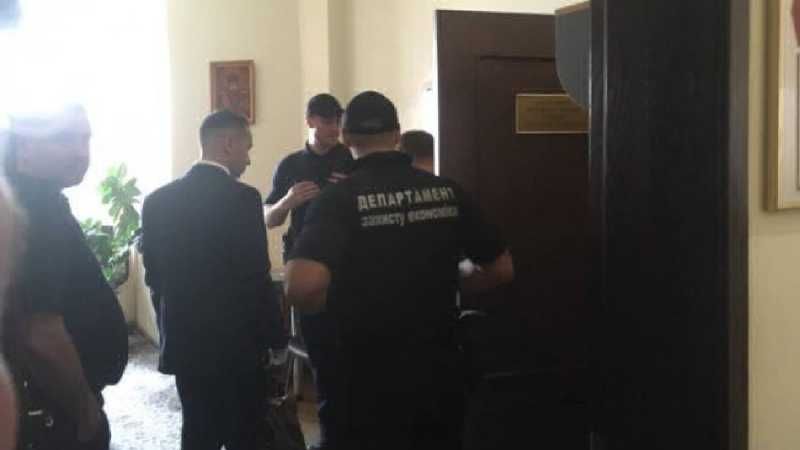 У міськраді Луцька та біля неї проводять обшуки: з'явились фото У міськраді Луцька та біля неї проводять обшуки: з'явились фото