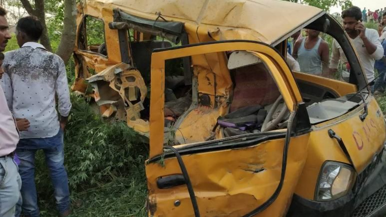 В Індії потяг зніс шкільний автобус на залізничному переїзді: загинули 13 дітей В Індії потяг зніс шкільний автобус на залізничному переїзді: загинули 13 дітей