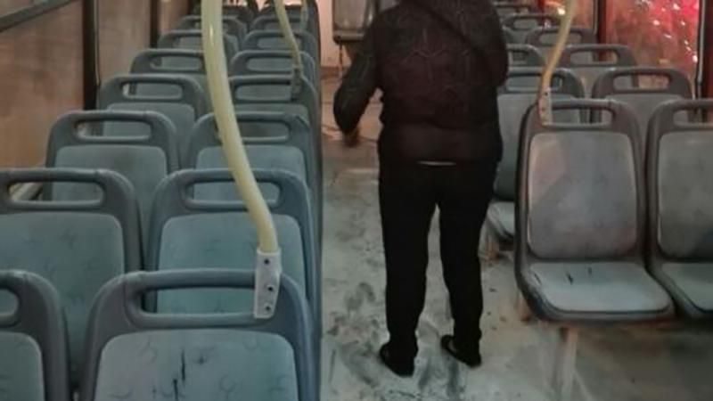 Чоловік підпалив жінку в автобусі, внаслідок чого опіки отримали ще 10 людей Чоловік підпалив жінку в автобусі, внаслідок чого опіки отримали ще 10 людей