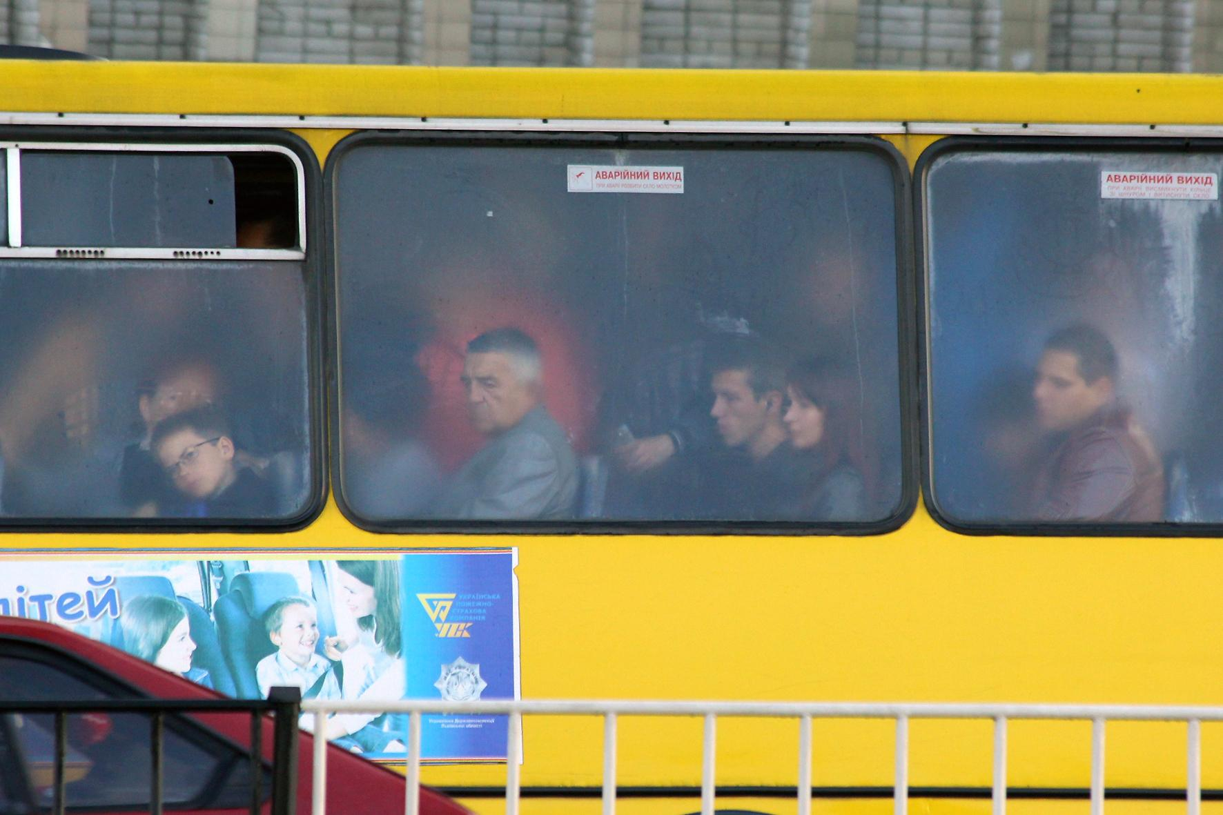 Во Львове ребенок сломал руку в переполненной маршрутке