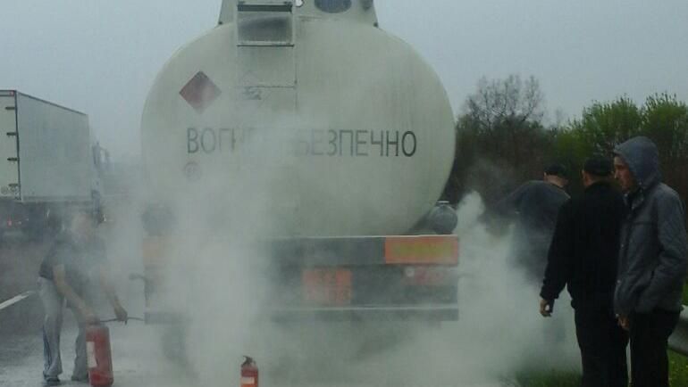 На Рівненщині в автоцистерні з бензином загорілося колесо На Рівненщині в автоцистерні з бензином загорілося колесо