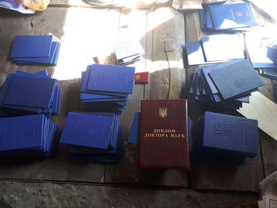 Поліцейські викрили шахраїв, які виготовляли фейкові дипломи Поліцейські викрили шахраїв, які виготовляли фейкові дипломи