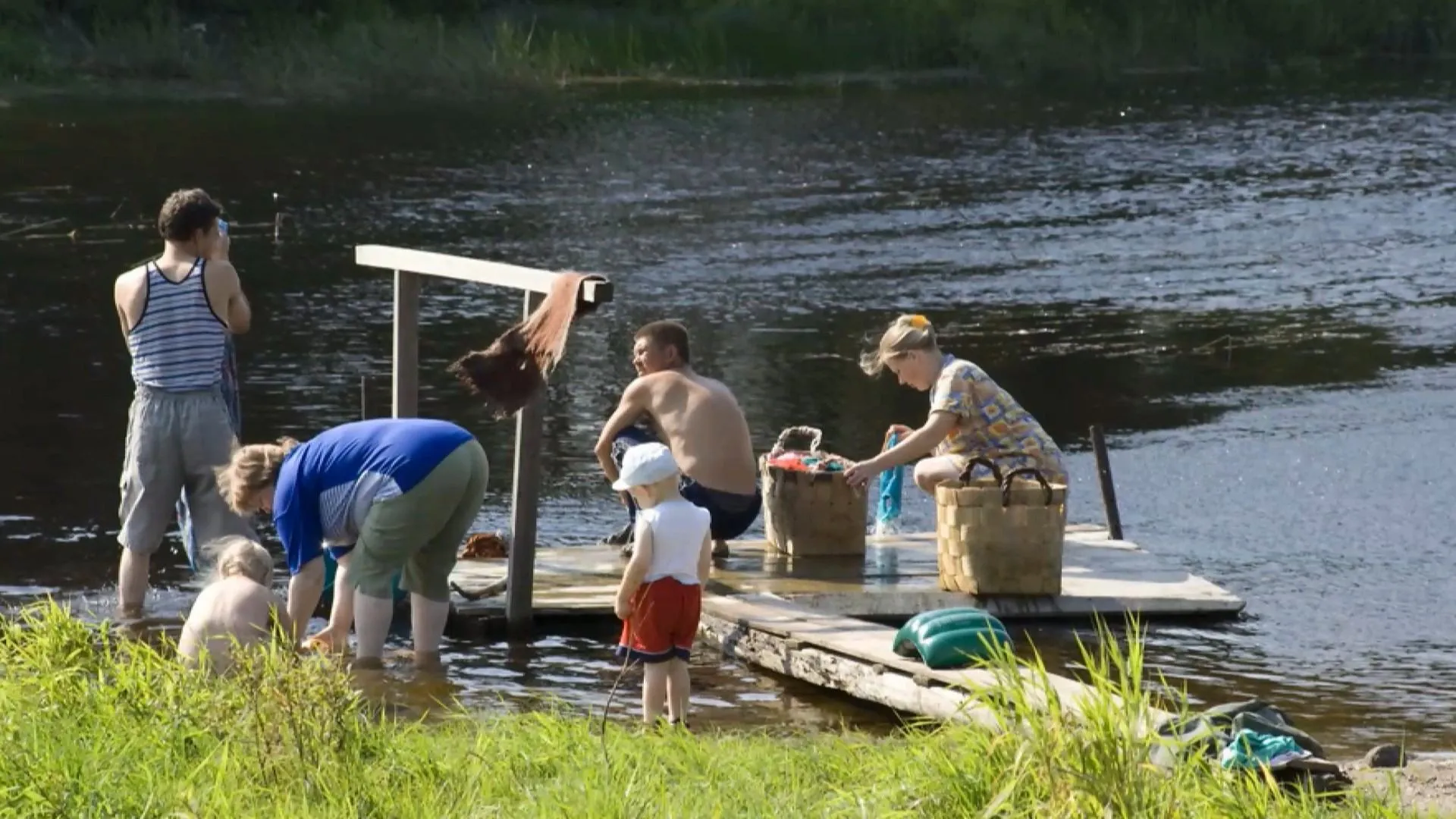 Полоскання білизни у річці Полоскання білизни у річці