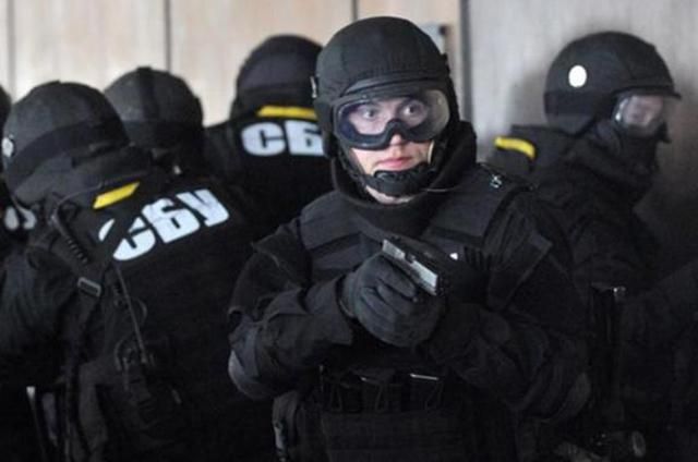 Правоохоронці обшукують Подільський райсуд Києва