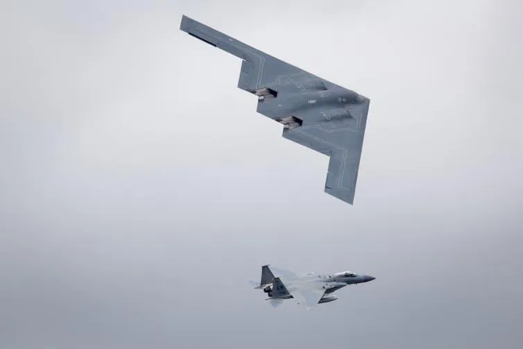 Американский бомбардировщик-невидимка B-2 Американский бомбардировщик-невидимка B-2