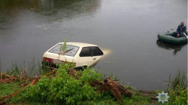 Під час погоні за п'яним водієм авто порушника вилетіло в річку: фото Під час погоні за п'яним водієм авто порушника вилетіло в річку: фото