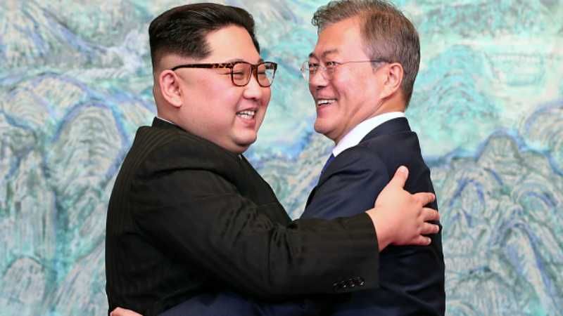 Улыбки, объятия и сосна: самые яркие кадры с визита Ким Чен Ына в Южную Корею