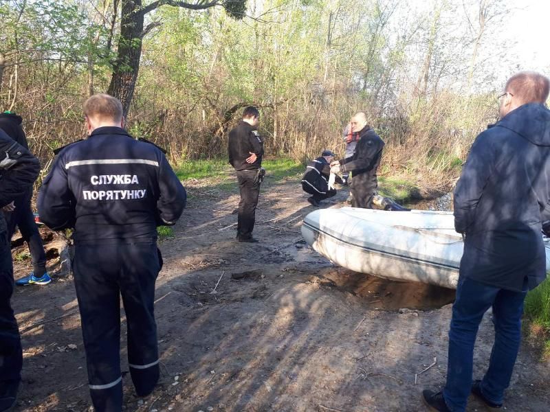 У Києві рятувальники витягли з Дніпра тіло потопельника: фото У Києві рятувальники витягли з Дніпра тіло потопельника: фото