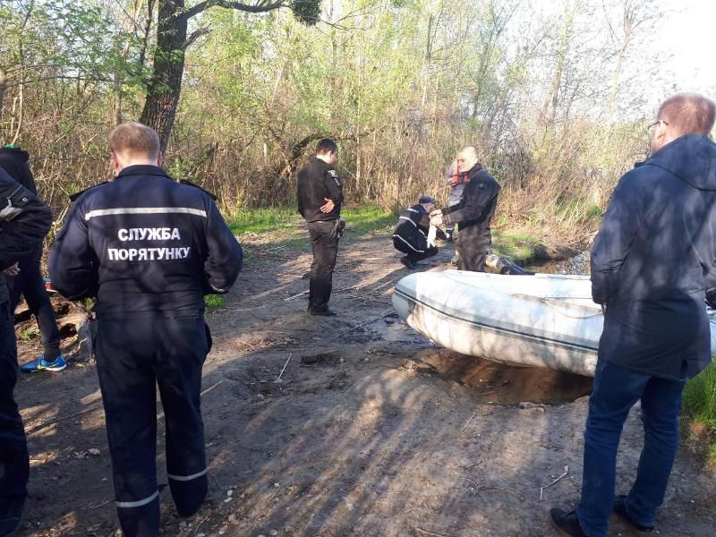 У Києві рятувальники витягли з Дніпра тіло потопельника: фото