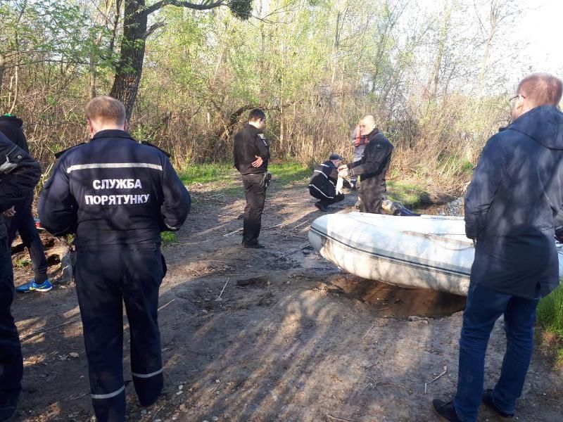 В Киеве спасатели вытащили из Днепра тело утопленника: фото