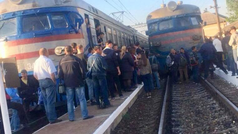 У Львові 200 розлючених пасажирів заблокували рух електричок 