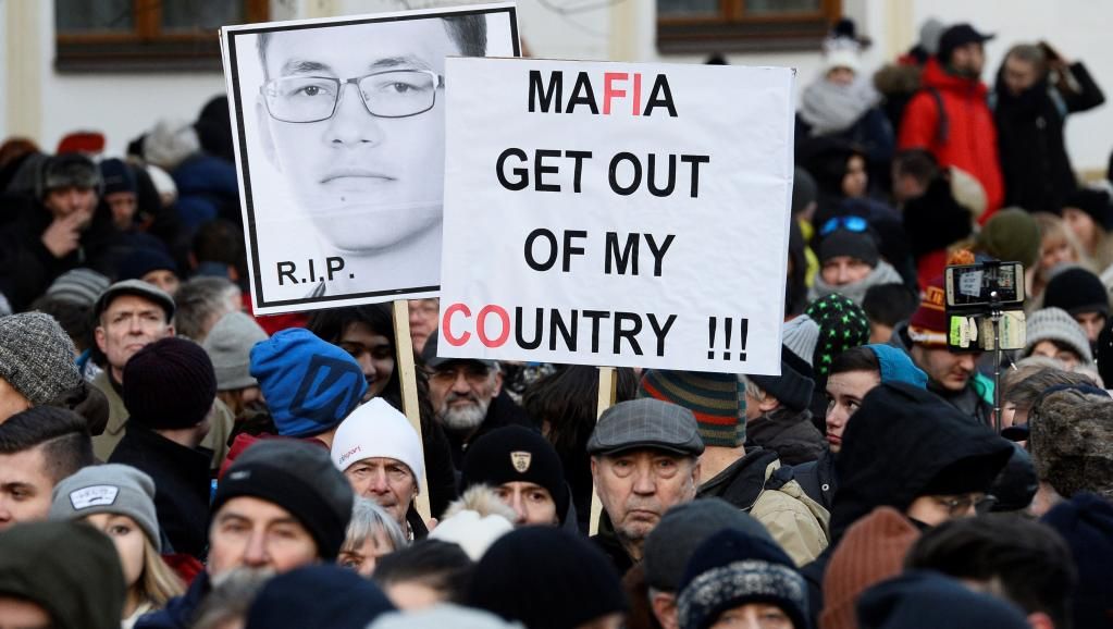 У Словаччині на вулиці вийшли тисячі людей: вимагають проведення дострокових виборів У Словаччині на вулиці вийшли тисячі людей: вимагають проведення дострокових виборів