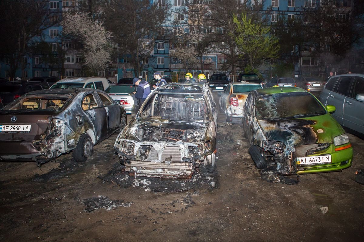 У Дніпрі на парковці загорілось авто з людьми: сімейна пара дивом врятувалась