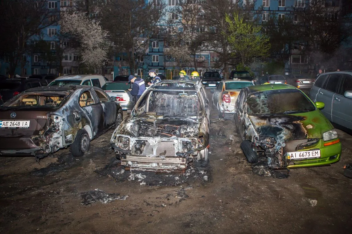 автомобіль із людьми загорівся у Дніпрі