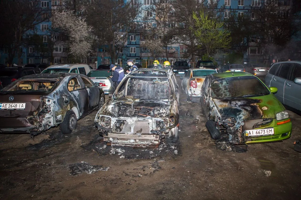 автомобіль із людьми загорівся у Дніпрі автомобіль із людьми загорівся у Дніпрі