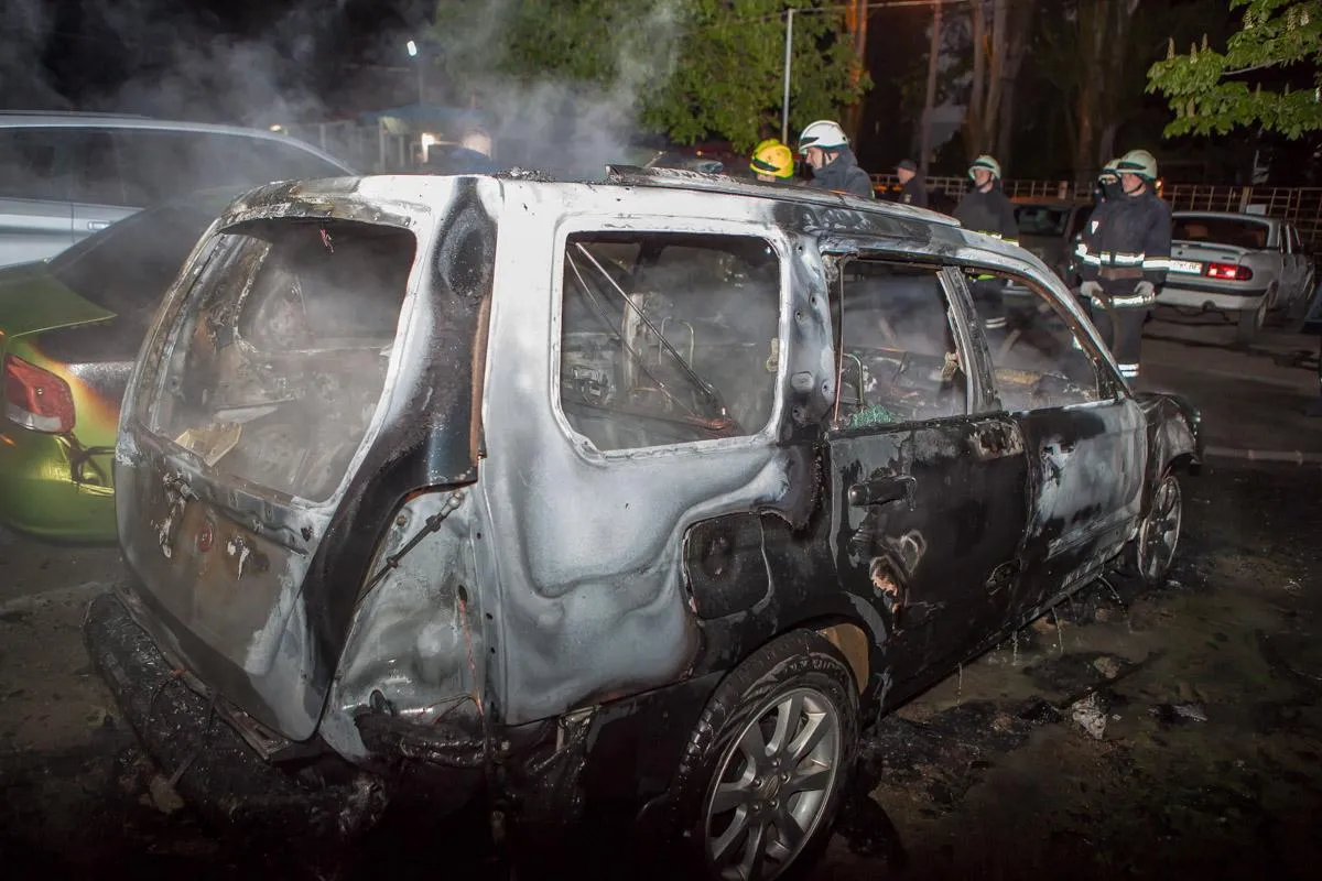 Автомобіль із людьми загорівся у Дніпрі Автомобіль із людьми загорівся у Дніпрі
