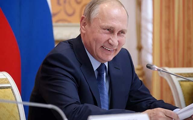 Путин порадовал сеть сравнив свой почерк с "куриным": курьезное видео