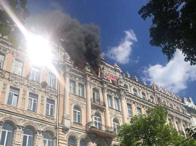 В Киеве горело историческое здание: фото с места чрезвычайной ситуации
