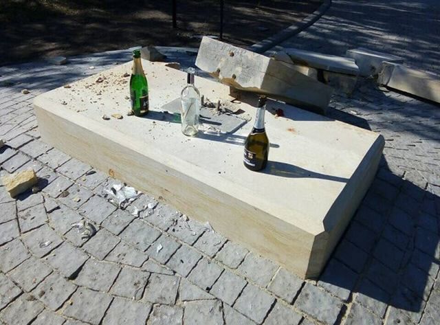 В Запорожье вандалы разбили памятник украинским героям: фото с места инцидента