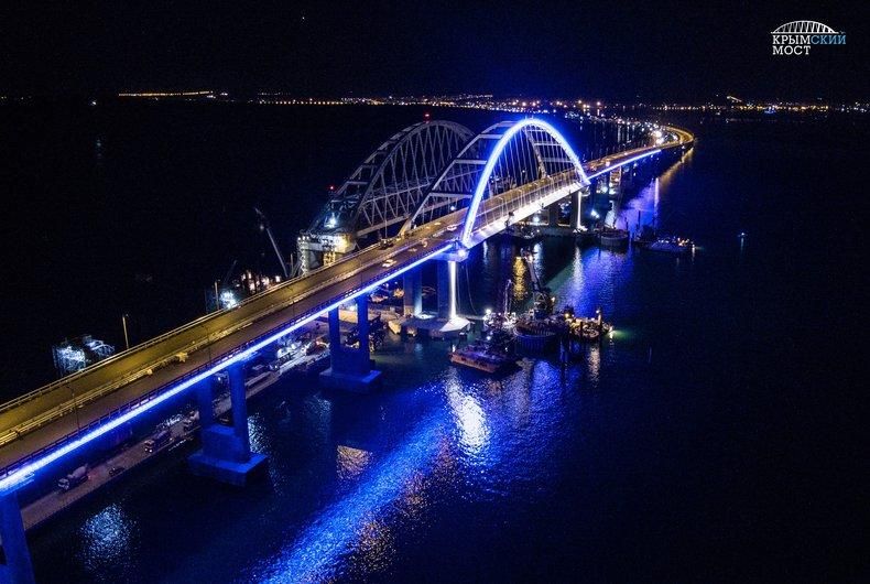 На Крымский мост установили подсветку: опубликовано ночное видео