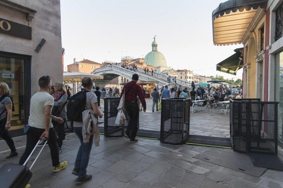 В Венеции установили специальные турникеты для контроля количества туристов: фото нововведения