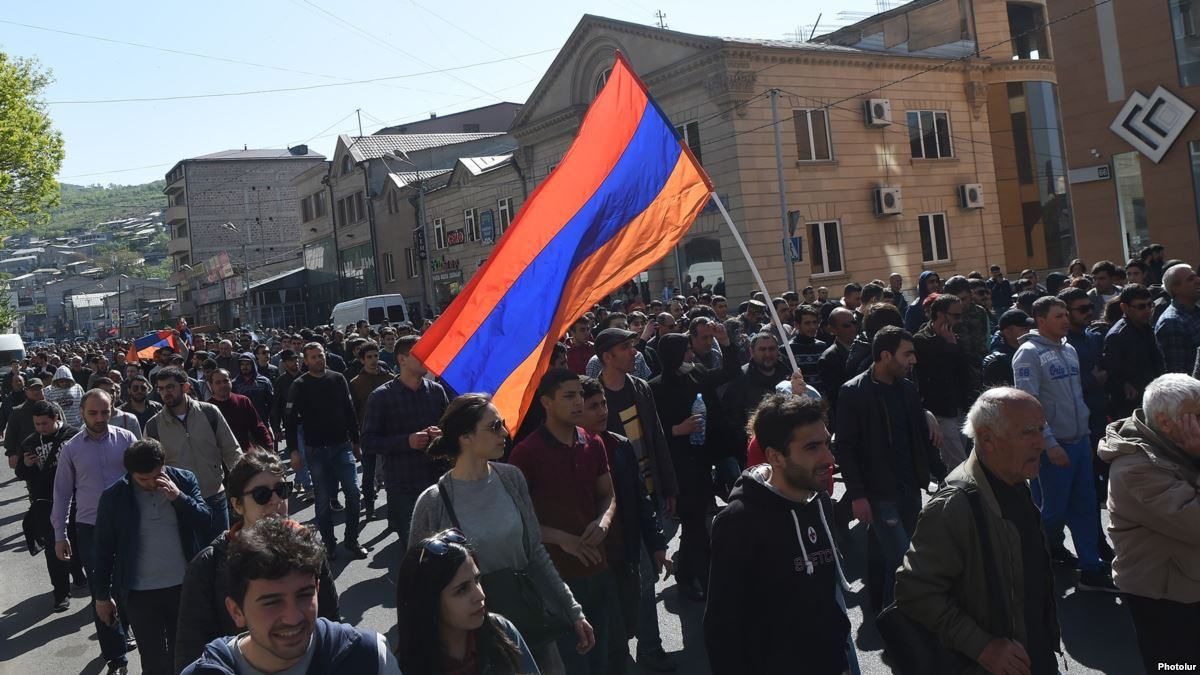 В Ереване возобновились протесты: активисты перекрывают дороги
