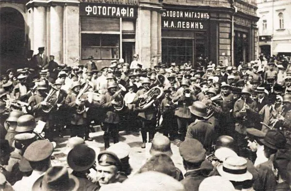 Німецький військовий оркестр біля Київської міської думи