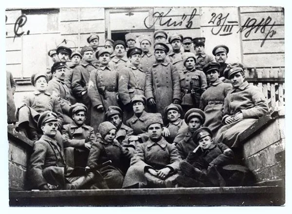  Загін 1-го полку січових стрільців біля стін Української Центральної Ради. Київ, 18 березня 1918