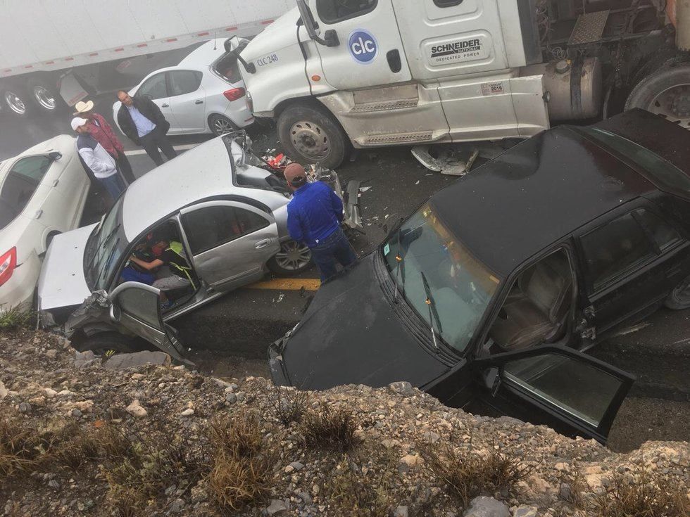 Более полусотни машин столкнулось в Мексике: фото и видео с места аварии