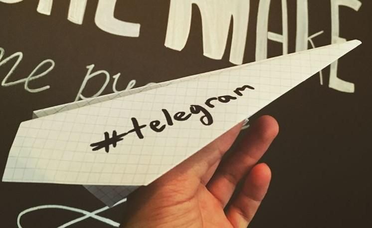 Акції на підтримку Telegram тривають у Росії: сотні паперових літаків запустили в небо