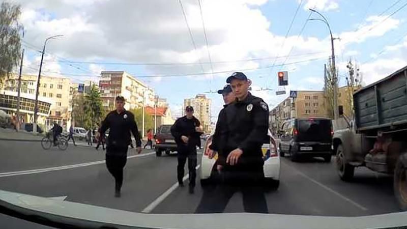 Полицейские с кулаками набросились на водителя в Виннице: видео