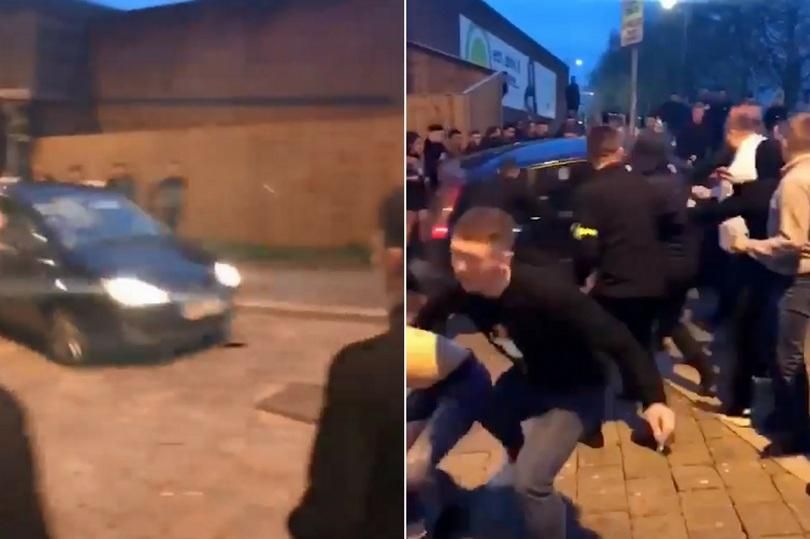 В Уэльсе неизвестный трижды въехал в толпу: видео 18+ В Уэльсе неизвестный трижды въехал в толпу: видео 18+