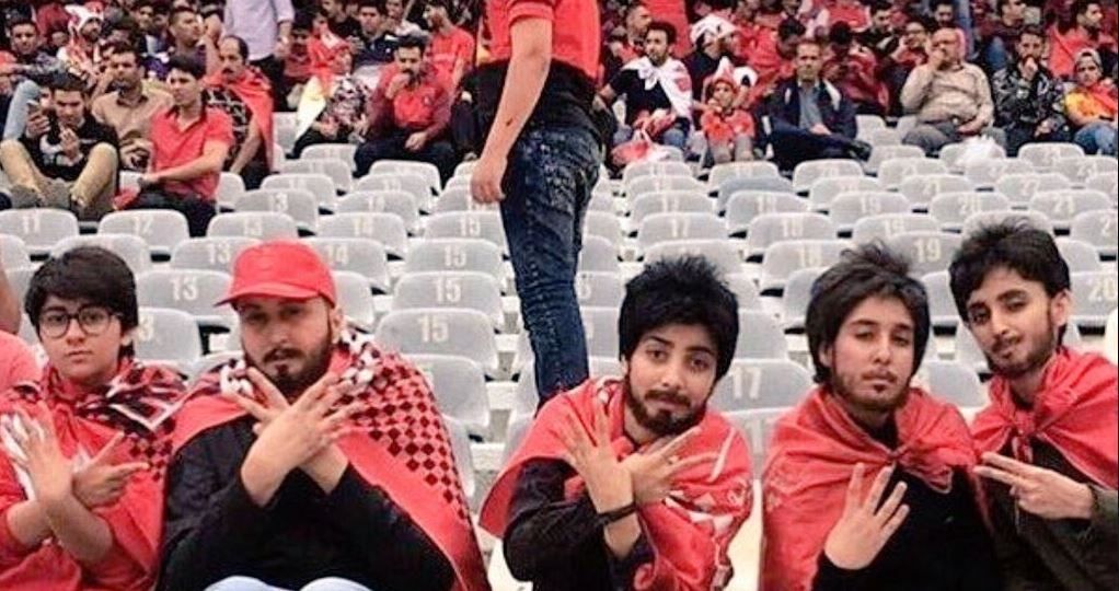 В Иране женщины замаскировались под мужчин, чтобы попасть на футбол: фото и видео