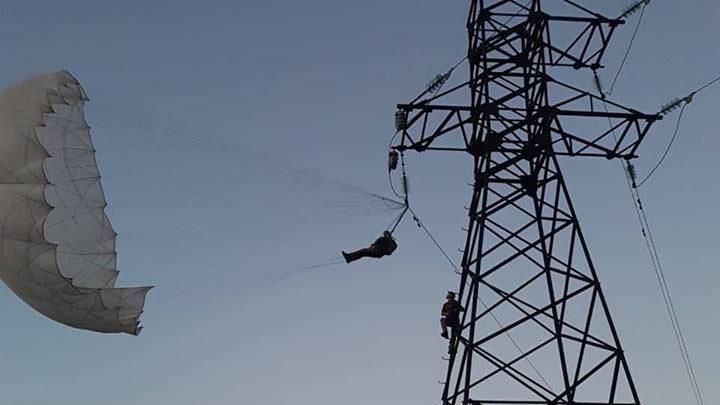 В Коломые парашютист зацепился за электроопору: видео с места происшествия