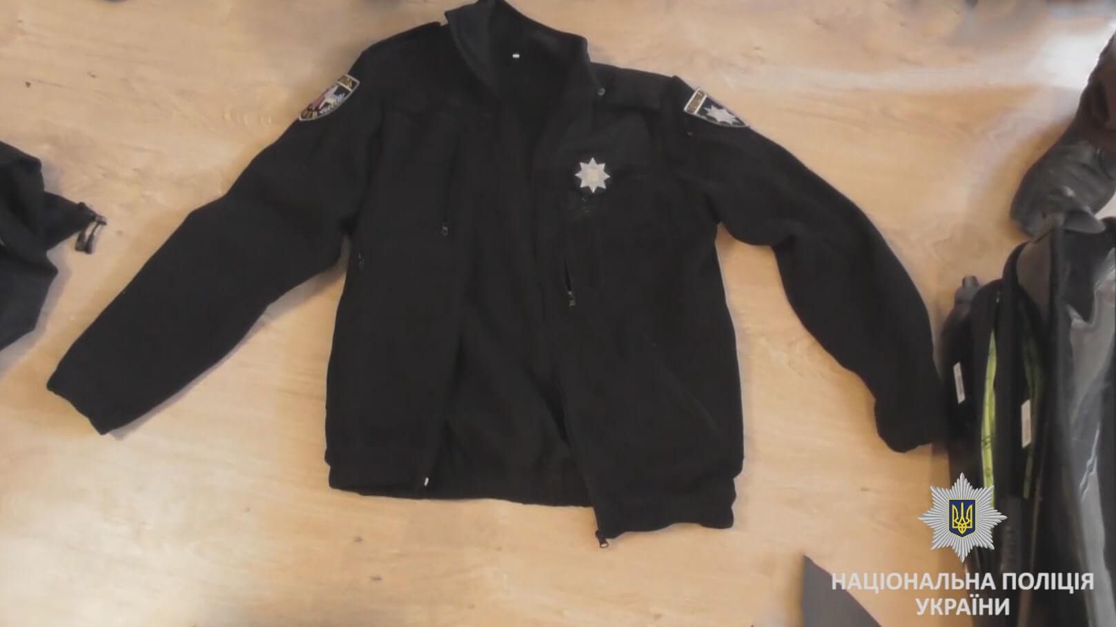 Двое иностранцев переодевались полицейскими и грабили в Киеве других иностранцев Двое иностранцев переодевались полицейскими и грабили в Киеве других иностранцев