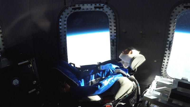 Американці запустили ракету з манекеном та живими істотами на борту: відео Американці запустили ракету з манекеном та живими істотами на борту: відео