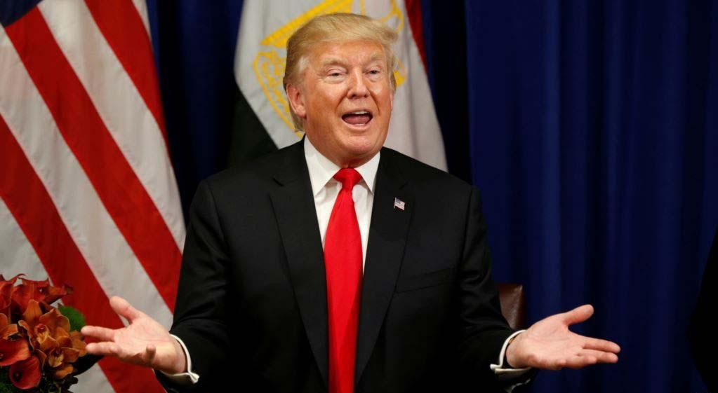 Трамп попал в новую курьезную ситуацию с зонтиком: смешное видео Трамп попал в новую курьезную ситуацию с зонтиком: смешное видео