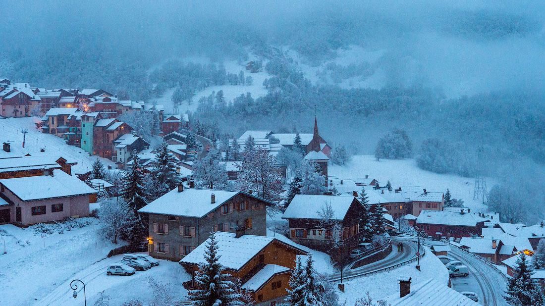 В последний день апреля Францию засыпало снегом: впечатляющие фото и видео