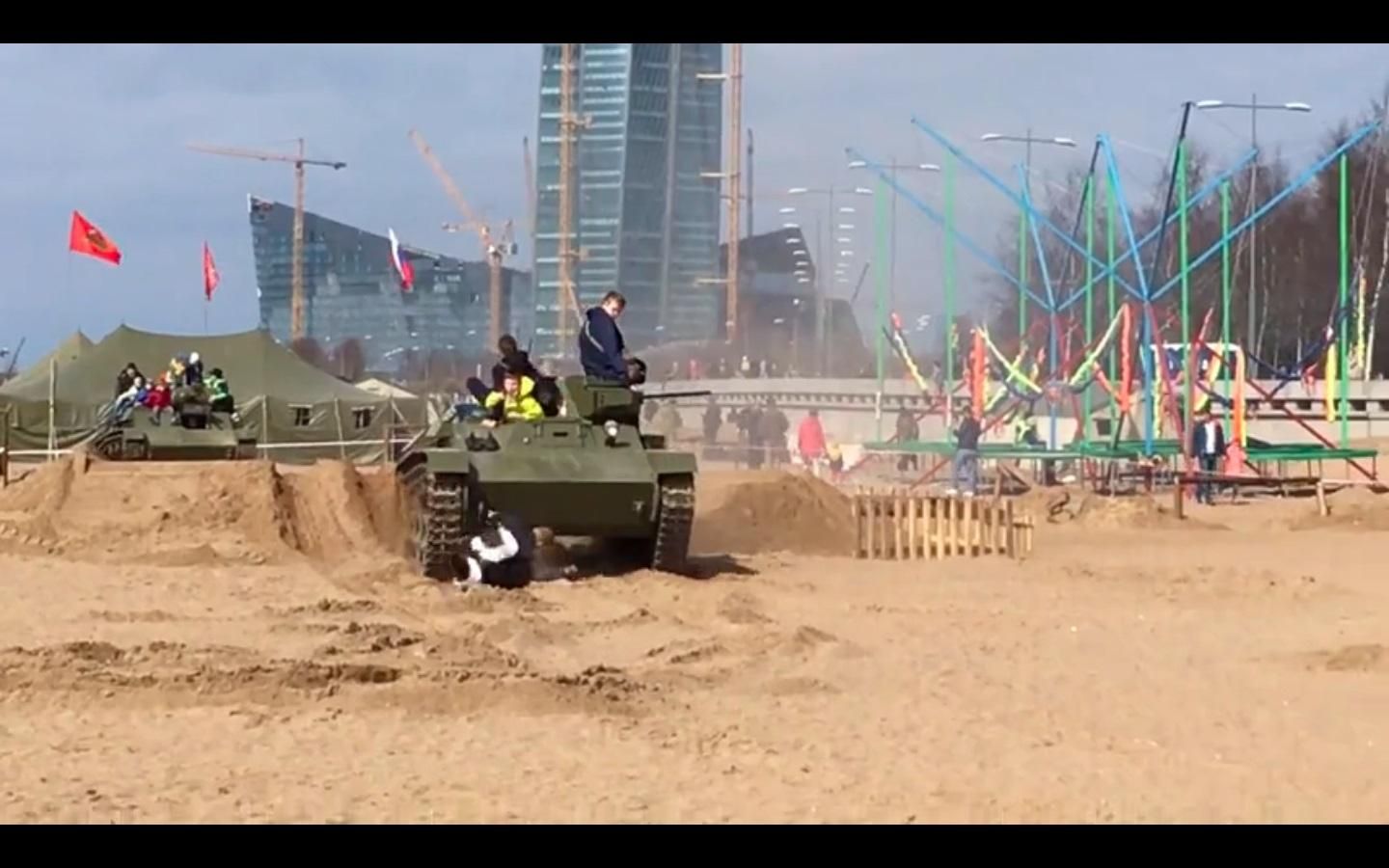 У Росії на фестивалі під танк потрапили троє людей: з'явилося відео 