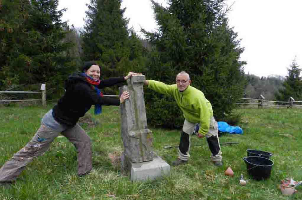 У Польщі радикали атакували активістів, які реставрували українські пам'ятки У Польщі радикали атакували активістів, які реставрували українські пам'ятки