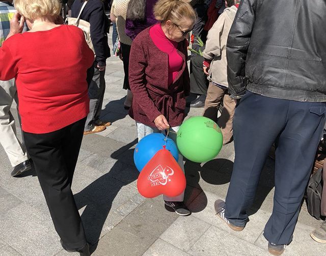 Першотравневий мітинг у Харкові: учасників облили кефіром, на події засвітилася фанатка "ХНР"