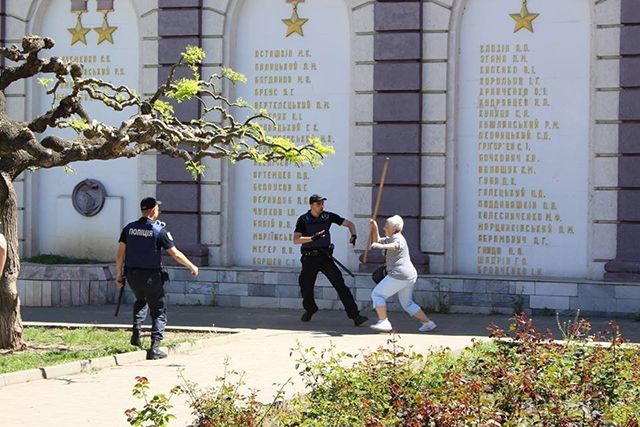 В Одессе пожилая фанатка "русского мира" напала на украинского активиста: фото