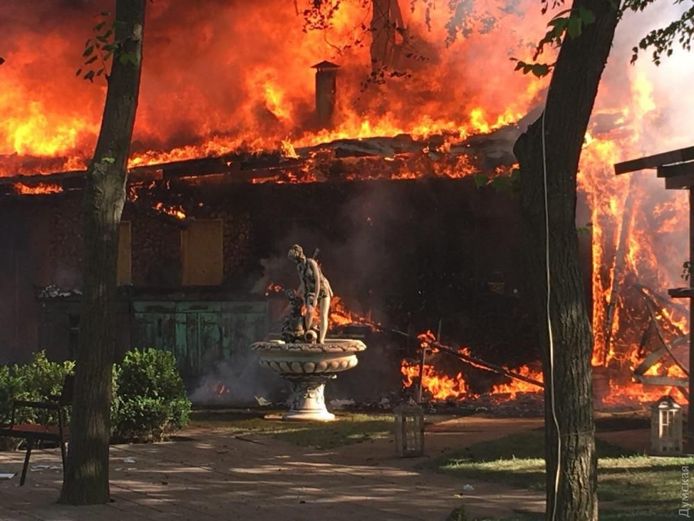 В Одесі у парку горить кафе "ВДВ": фото і відео масштабної пожежі 