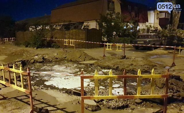 В Николаеве прорвало канализацию: затоплены улицы, люди баррикадируются мешками с песком