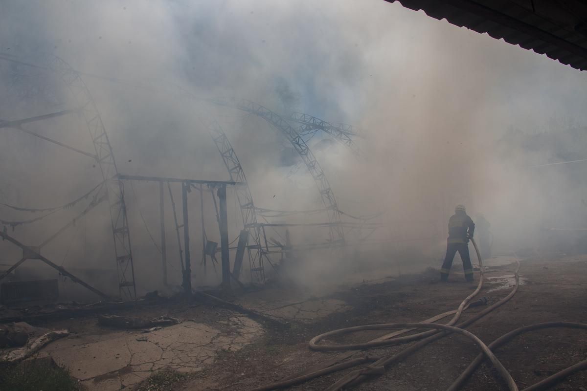 Густий чорний дим у Дніпрі: в центрі міста спалахнула пожежа