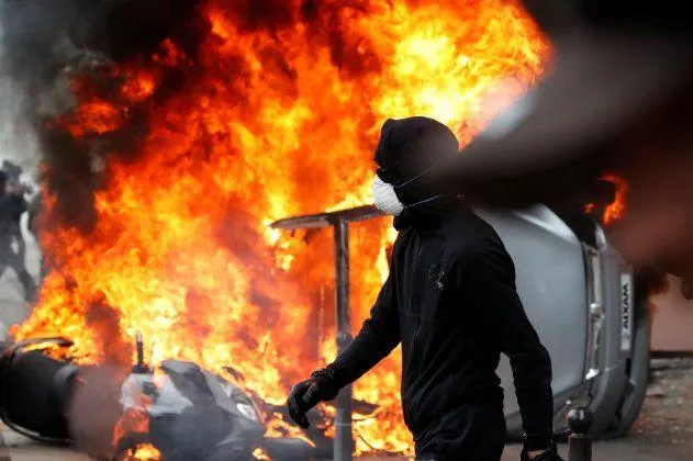 у Парижі відбулися сутички демонстрантів-анархістів із поліцією