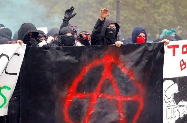 В Париже полиция применила водометы и перечный газ против демонстрантов-анархистов В Париже полиция применила водометы и перечный газ против демонстрантов-анархистов